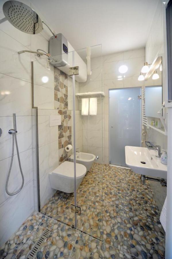 טיראנה Konak Rooms L Skanderbeg Square מראה חיצוני תמונה